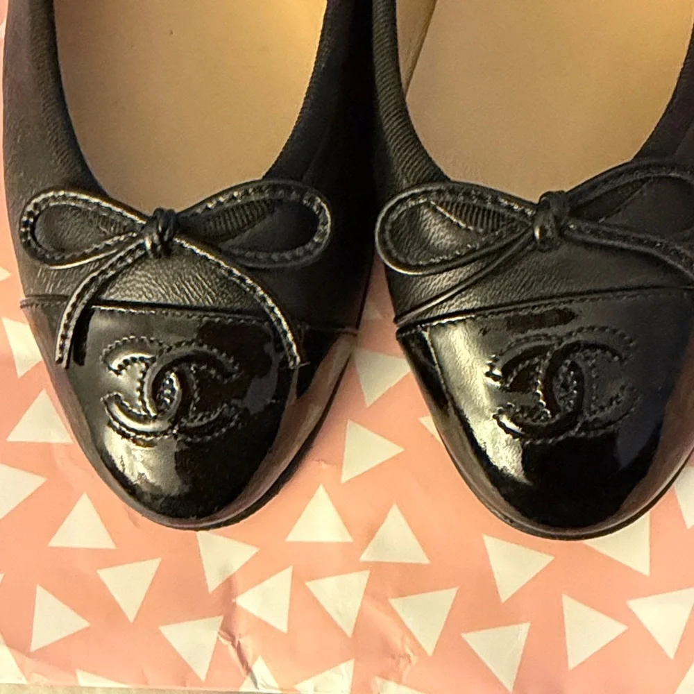 CHANEL Black Patent Toe Flats balet - Picture 3 of 5